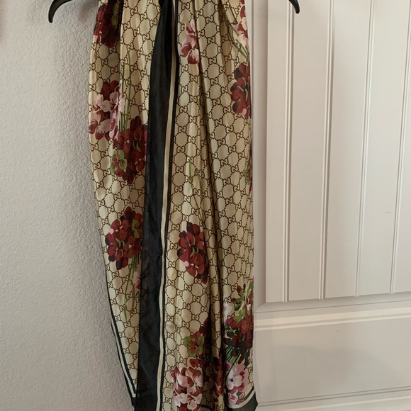 100% SILK Scarf. GG logo. Can be worn multiple ways. Black border. Stunning - Picture 3 of 4